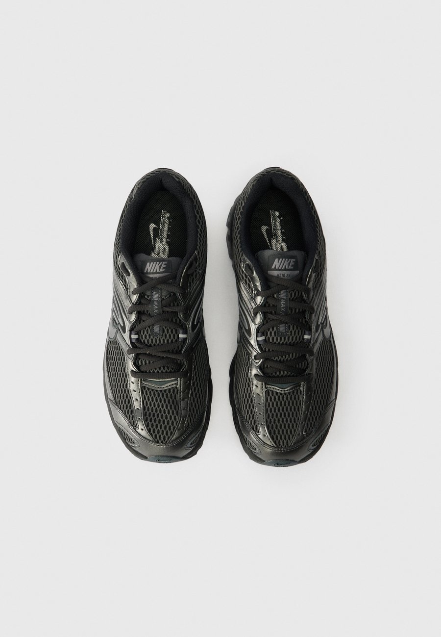 Кроссовки Nike Sportswear AIR MAX MOTO 2K, Black/Dark Smoke Grey/Metallic Dark Grey/Black — фото 4