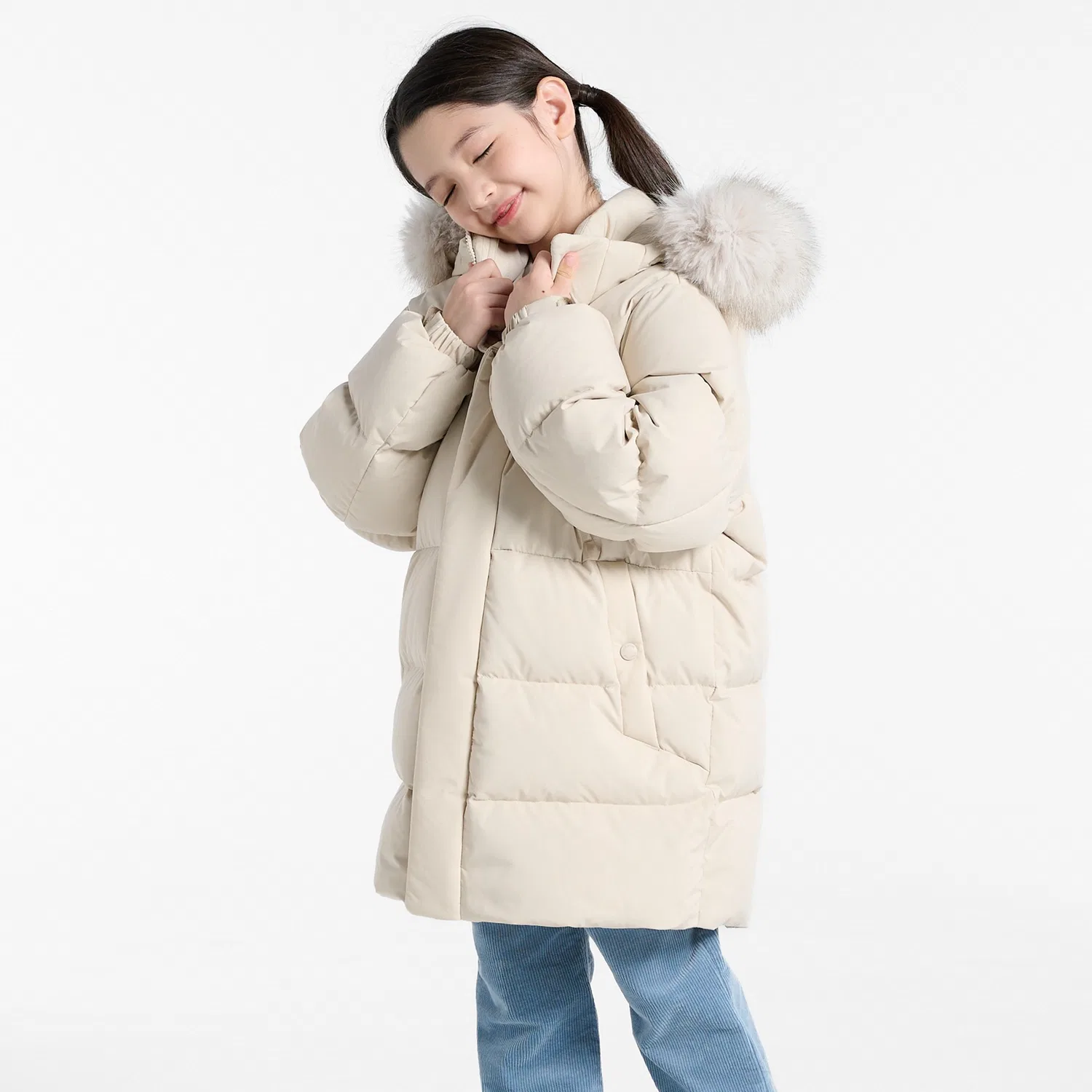 Детский полудлинный пуховик с мехом бежевого цвета от Fila Kids
