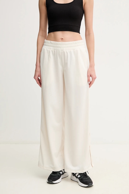 

Основные элементы гардероба: спортивные штаны Puma, бежевый