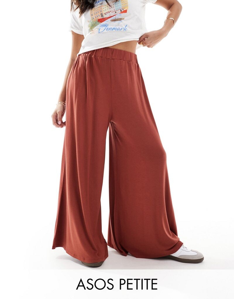 

Коричневые пляжные брюки-палаццо из джерси ASOS DESIGN Petite