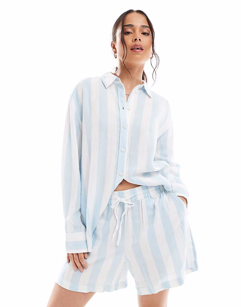 

Льняные шорты Vero Moda в бледно-голубую полоску