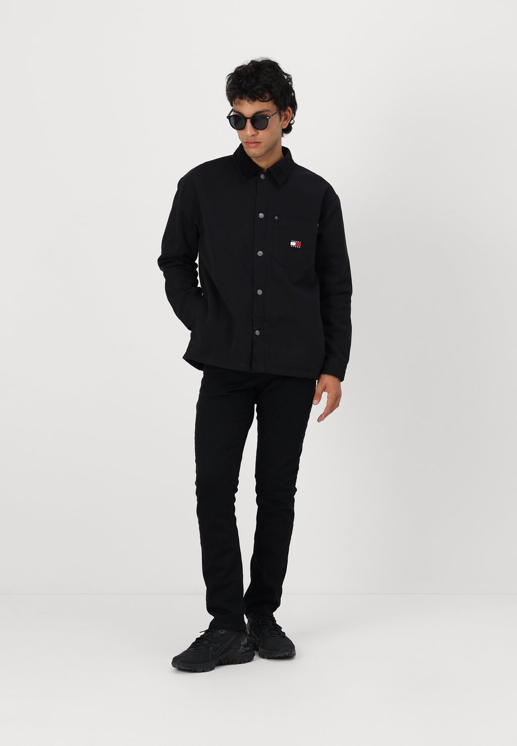 

Легкая куртка OVERSHIRT Tommy Jeans, черный