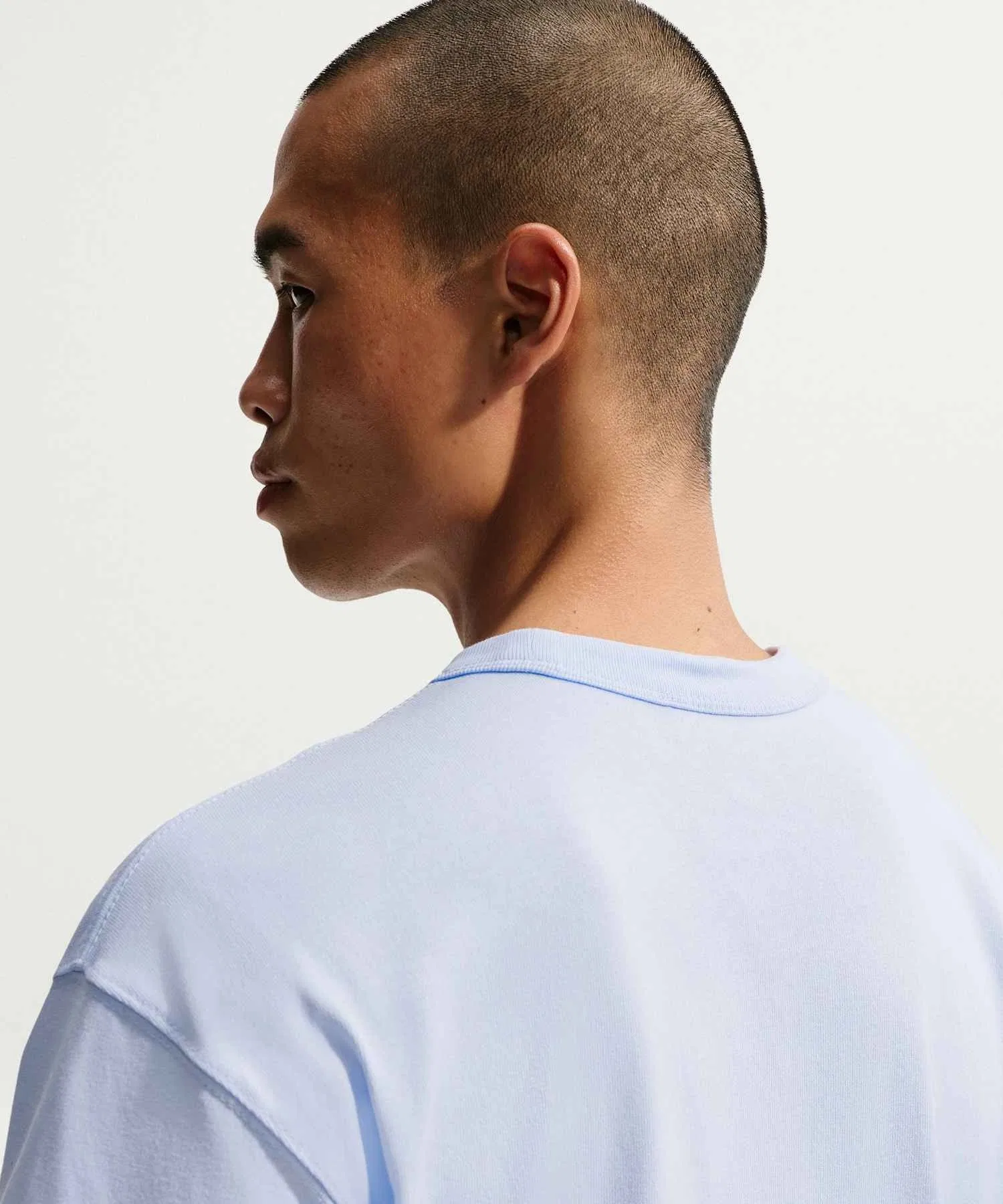 Мужская футболка Nike Sportswear Premium Essentials — фото 2