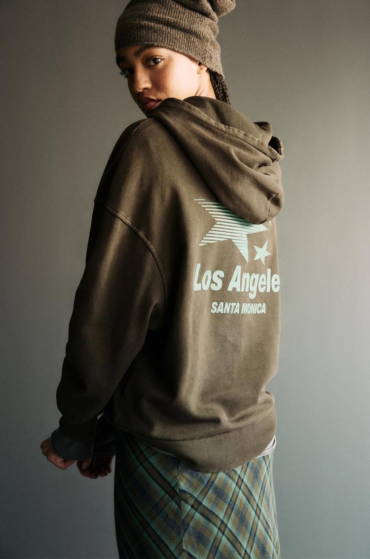 

Толстовка свободного кроя со звездами Pull And Bear, коричневый