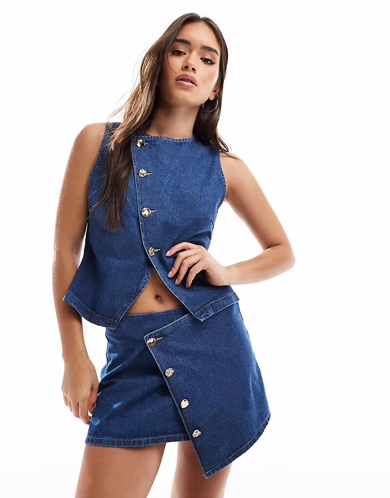

Асимметричная джинсовая микроюбка ASOS DESIGN с запахом спереди и золотыми пуговицами в средне-синем цвете