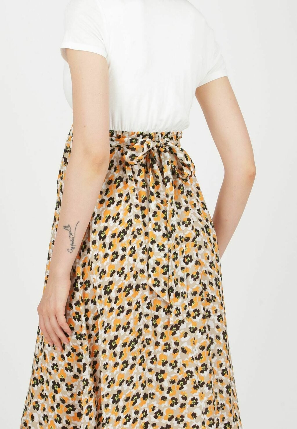 

Легкое платье MARTA, NURSING WITH CROSSED AND PRINTED Attesa Maternity, бежевый