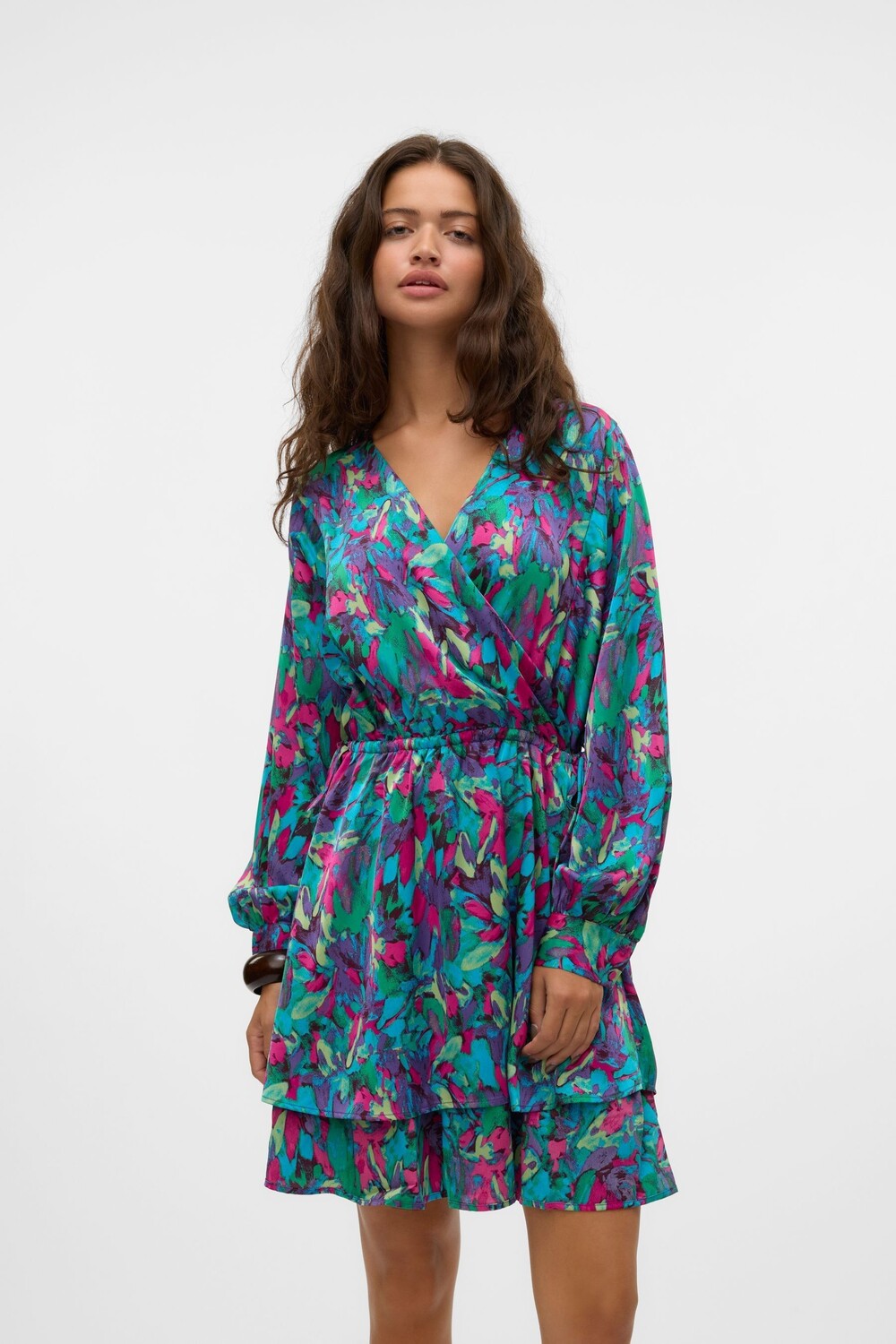 

Короткое платье с цветочным принтом и V образным вырезом Vero Moda, розовый