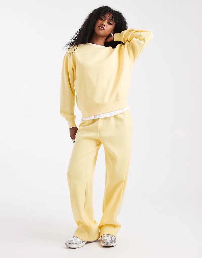 

Джоггеры от комплекта с широкими штанинами Pieces бледно-желтого цвета