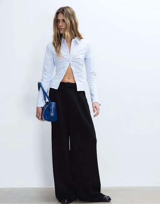 

Небесно-голубая рубашка со сборками Stradivarius Bengaline