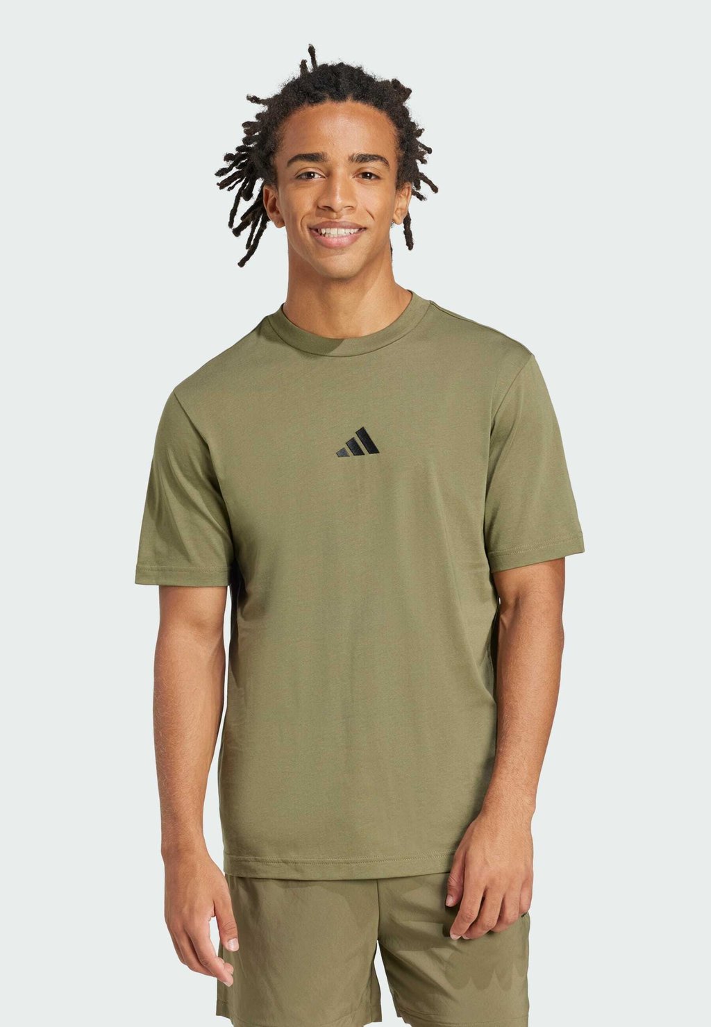 

Базовая футболка adidas Sportswear, оливковый