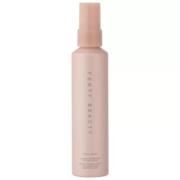 

Вы распыляете спрей для фиксации макияжа Fenty Beauty By Rihanna