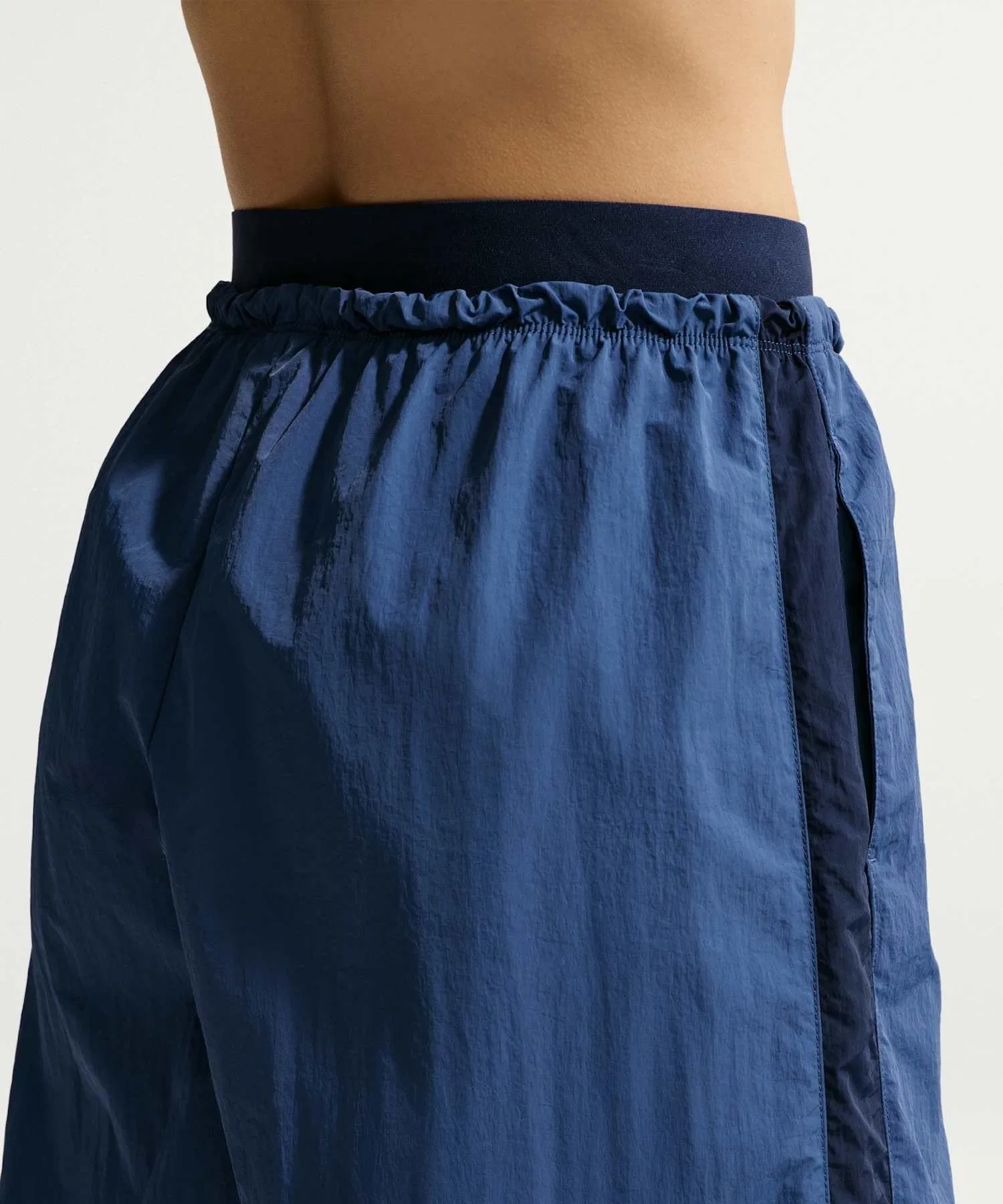Женские брюки Nike Sportswear Loose High-Waisted Parachute Pants — фото 3