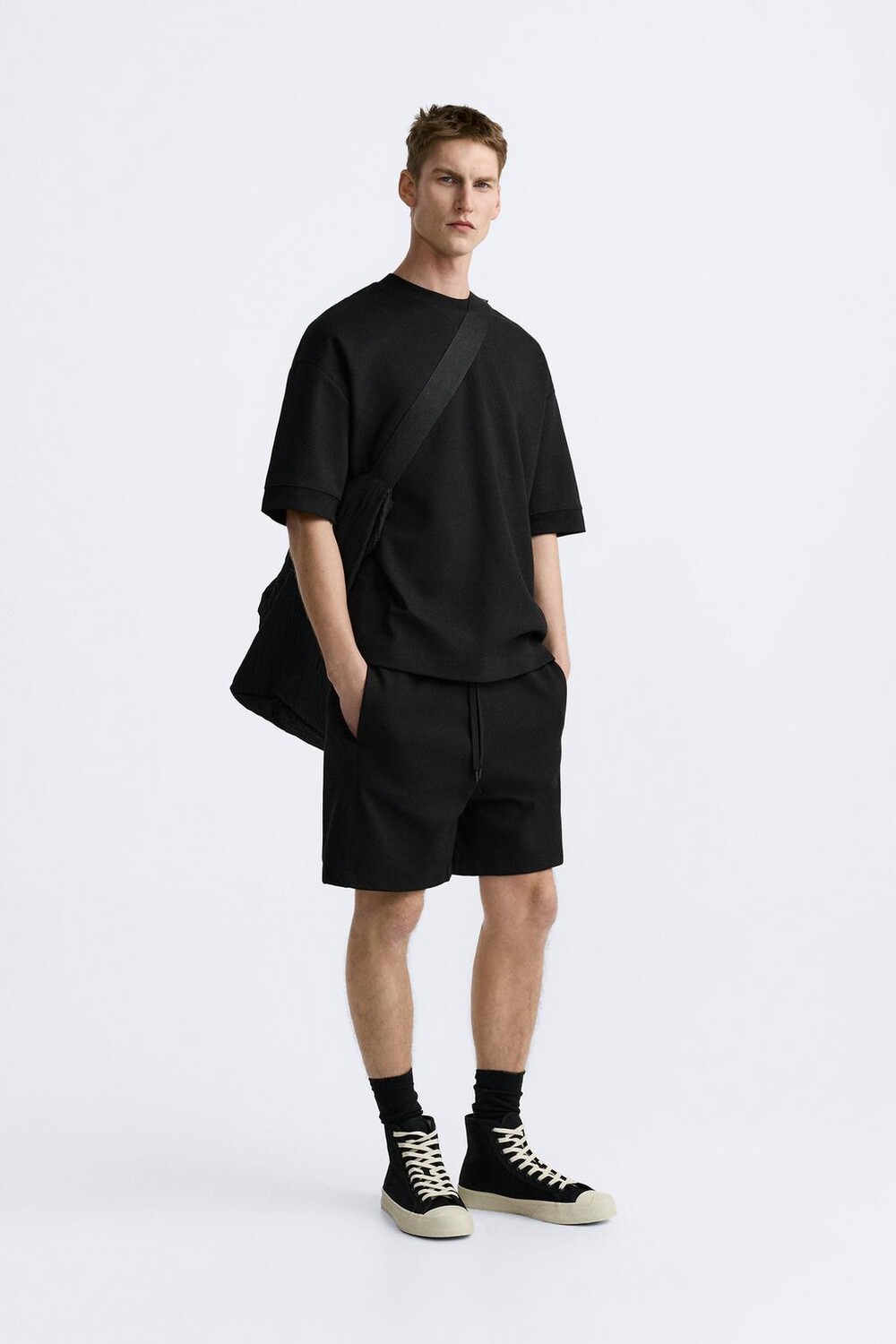

Компактная толстовка ZARA, черный