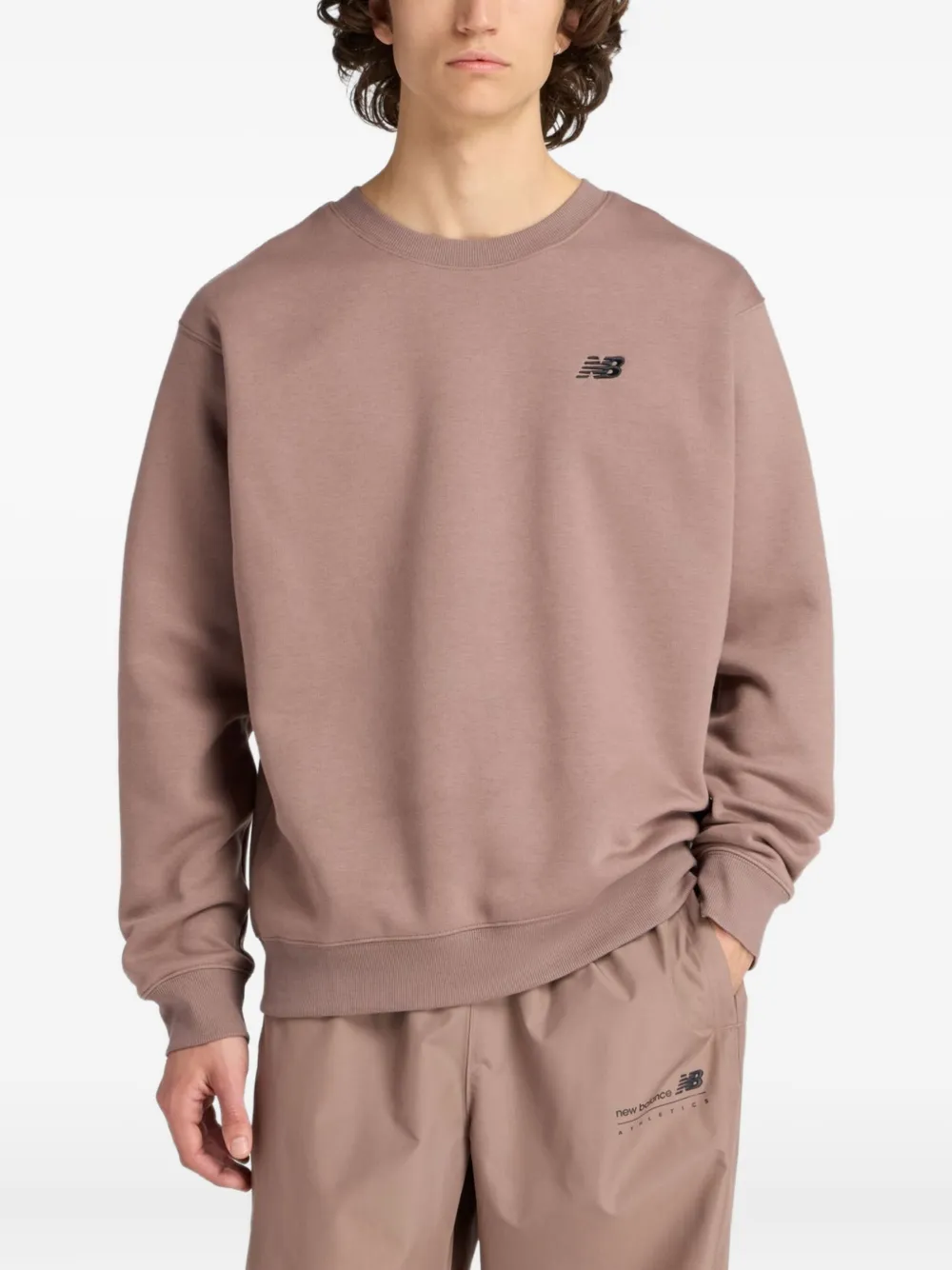 

Толстовка Linear Graphic с круглым вырезом New Balance, коричневый