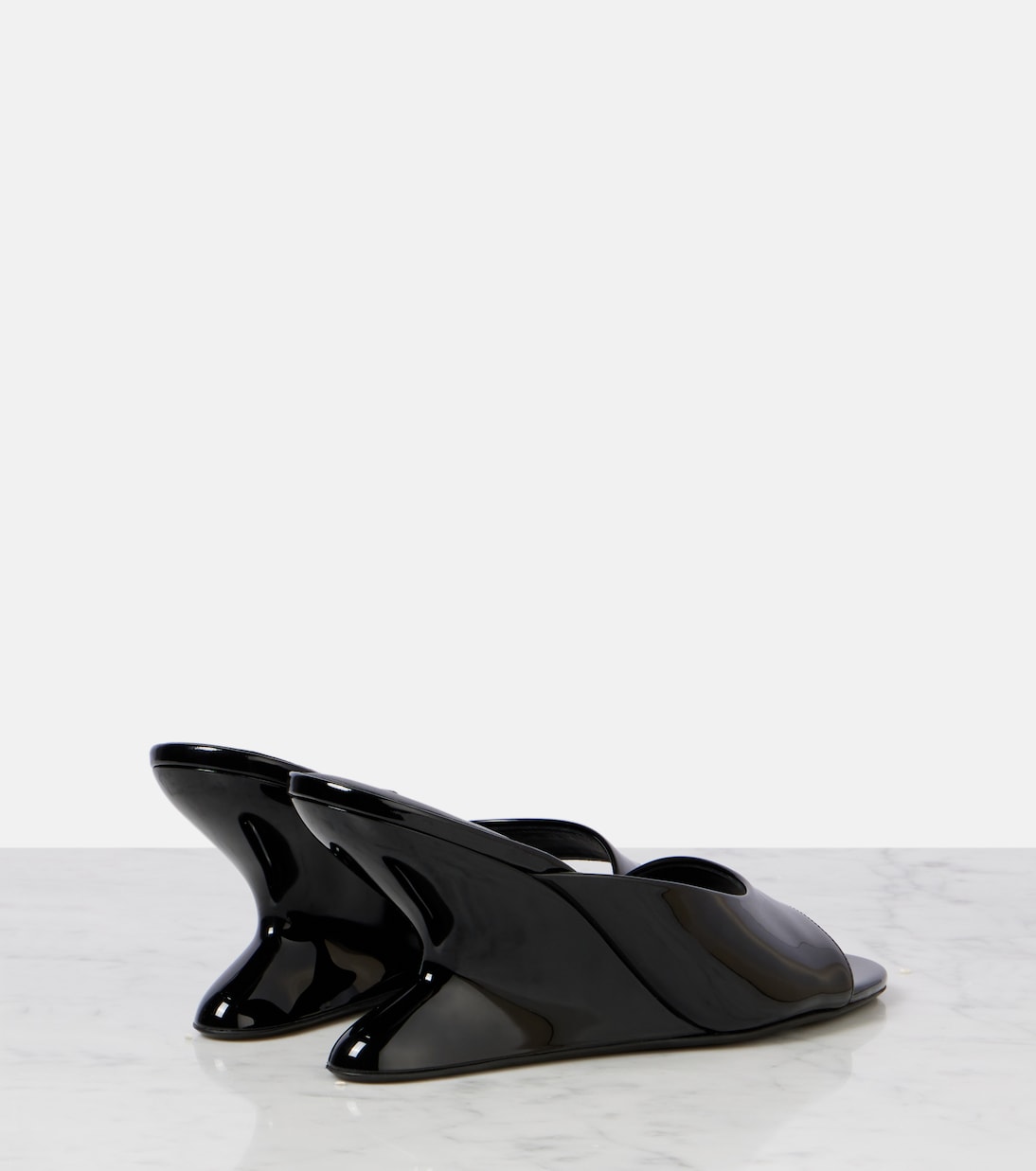 Кожаные мюли на платформе Curve 75 с лаковой отделкой Alaïa, нуар — фото 2