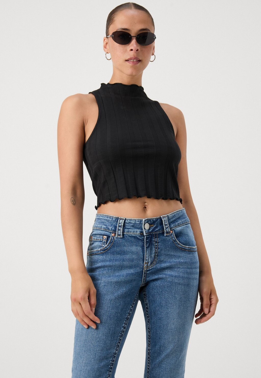 

Расклешенные джинсы Gina Tricot Petite, синий деним