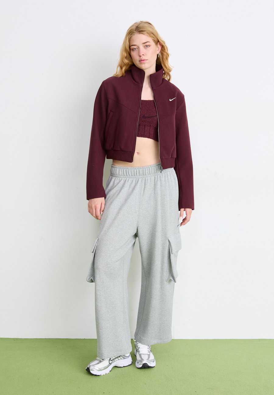 Футболка Nike Sportswear CROP, Burgundy Crush/Nude — фото 2