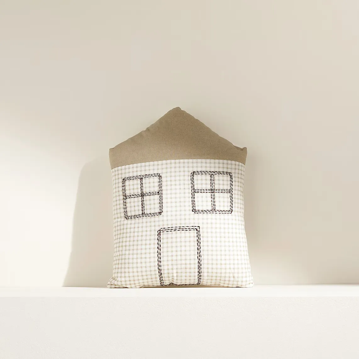 

Детская декоративная подушка Casita 24 Mini Home - El Corte Inglés, бежевый