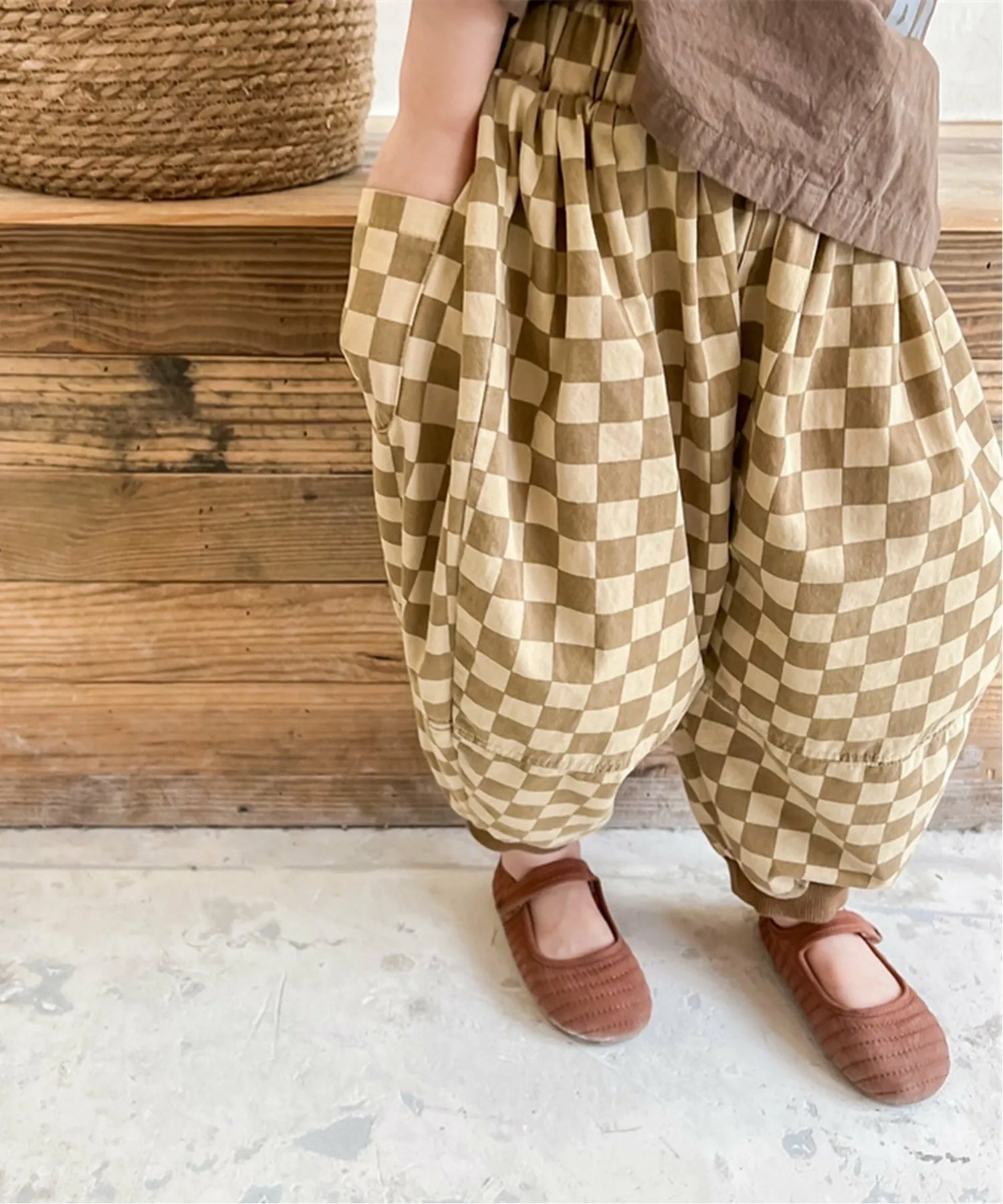 Клетчатые брюки в тон с завязками по низу Aimoha Kids, brown — фото 3