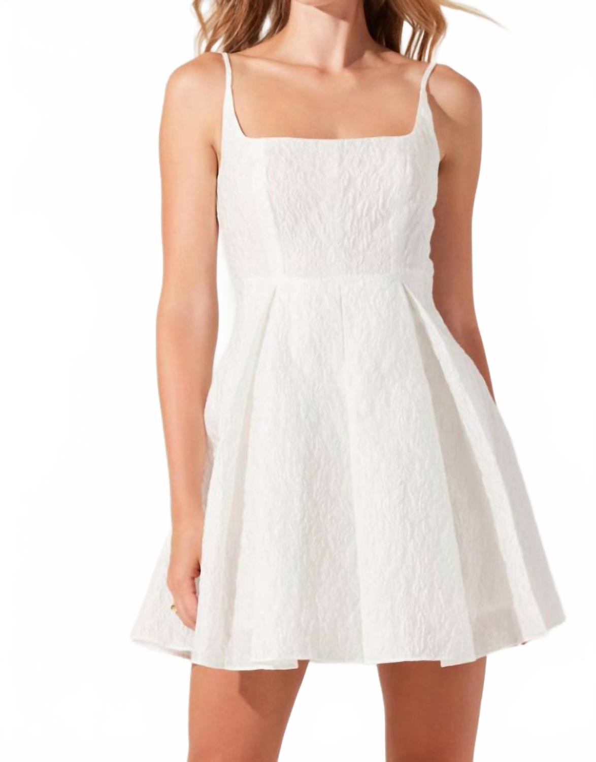 

ASTR Мини-платье Элли белого цвета