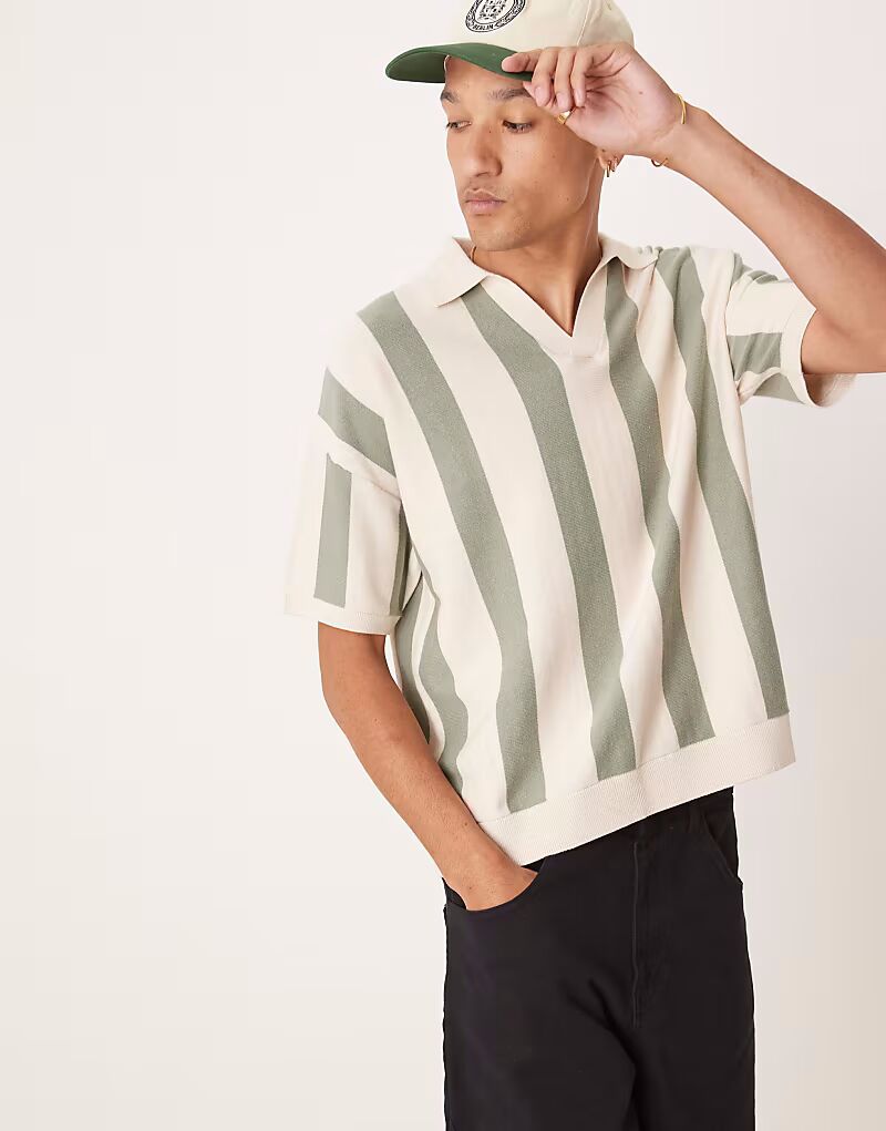 

ASOS DESIGN свободная трикотажная фактурная рубашка-поло с вырезом-стойкой в ​​цвете экрю и зеленой полоской