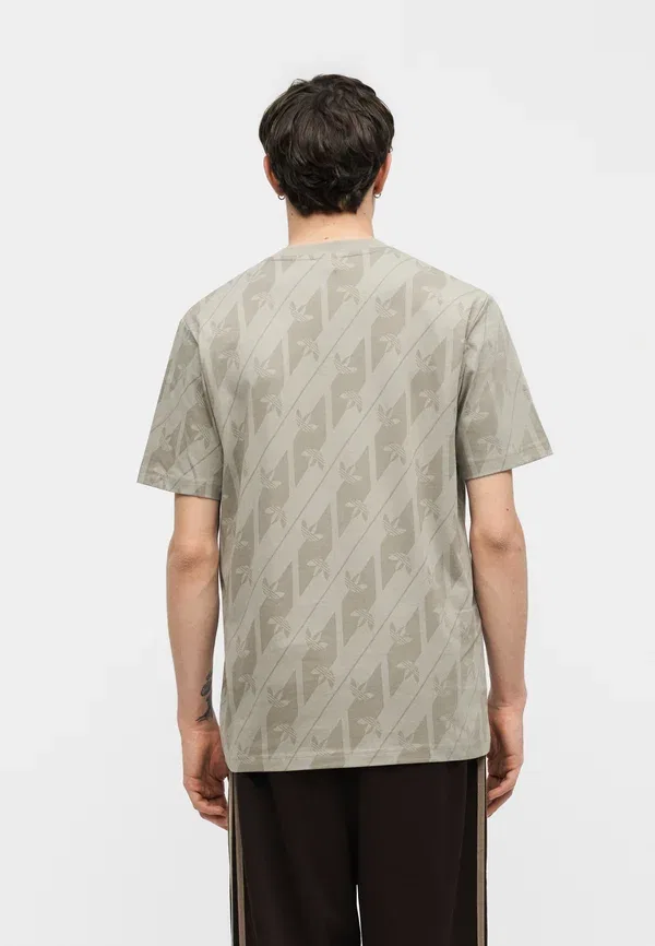 Футболка Adidas Originals Monogram aop te print t-shirt, серебристо-серый — фото 4