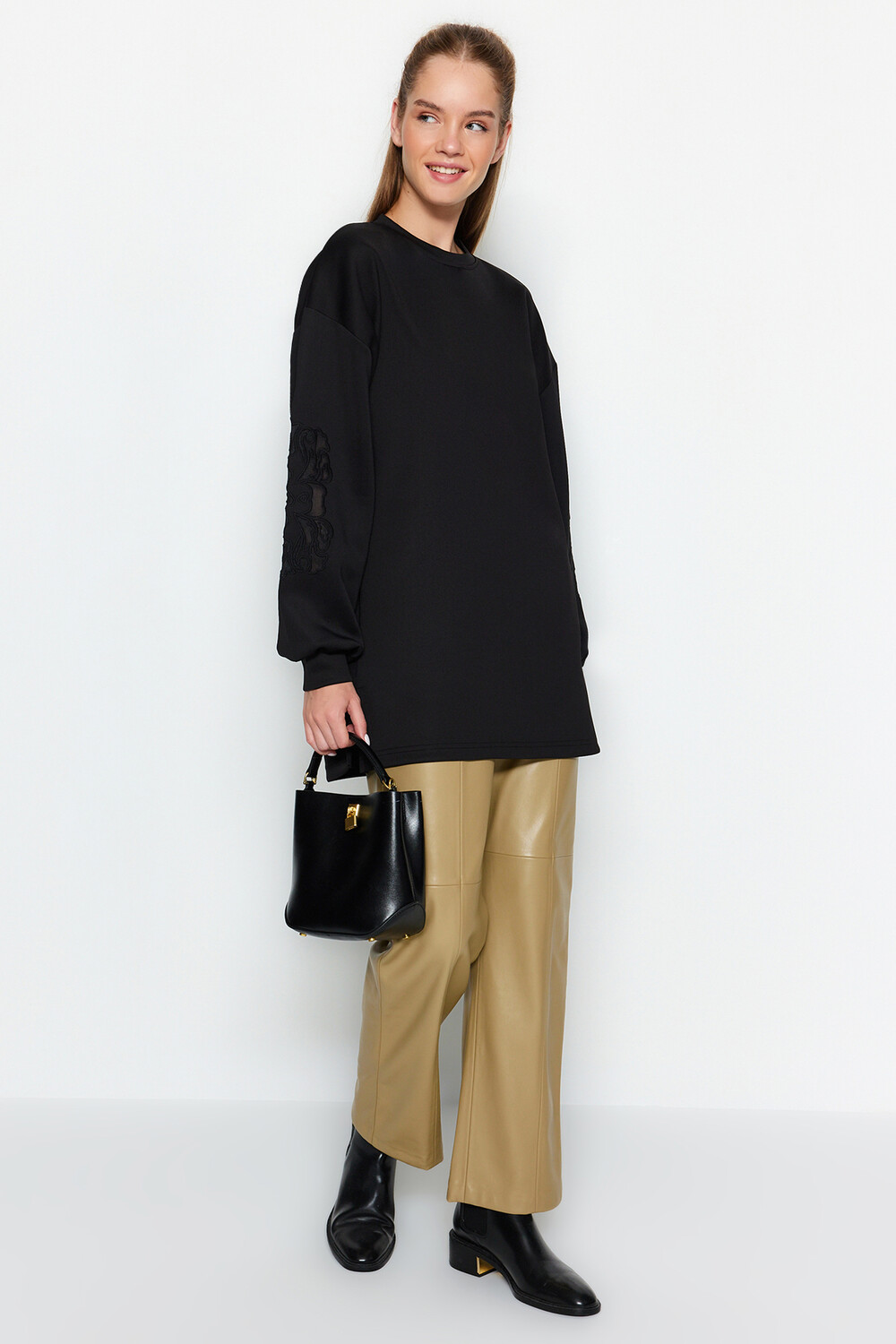 

Черный трикотажный свитшот с вышивкой Scuba Trendyol Modest