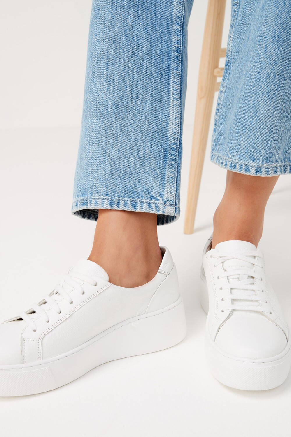 Кожаные спортивные кроссовки на толстой платформе на танкетке Signature Forever Comfort Next, белый — фото 2