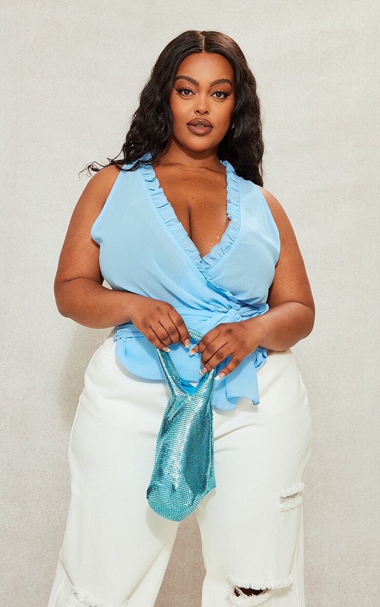 

PrettyLittleThing Плюс Бирюзовый топ с глубоким вырезом и оборками спереди