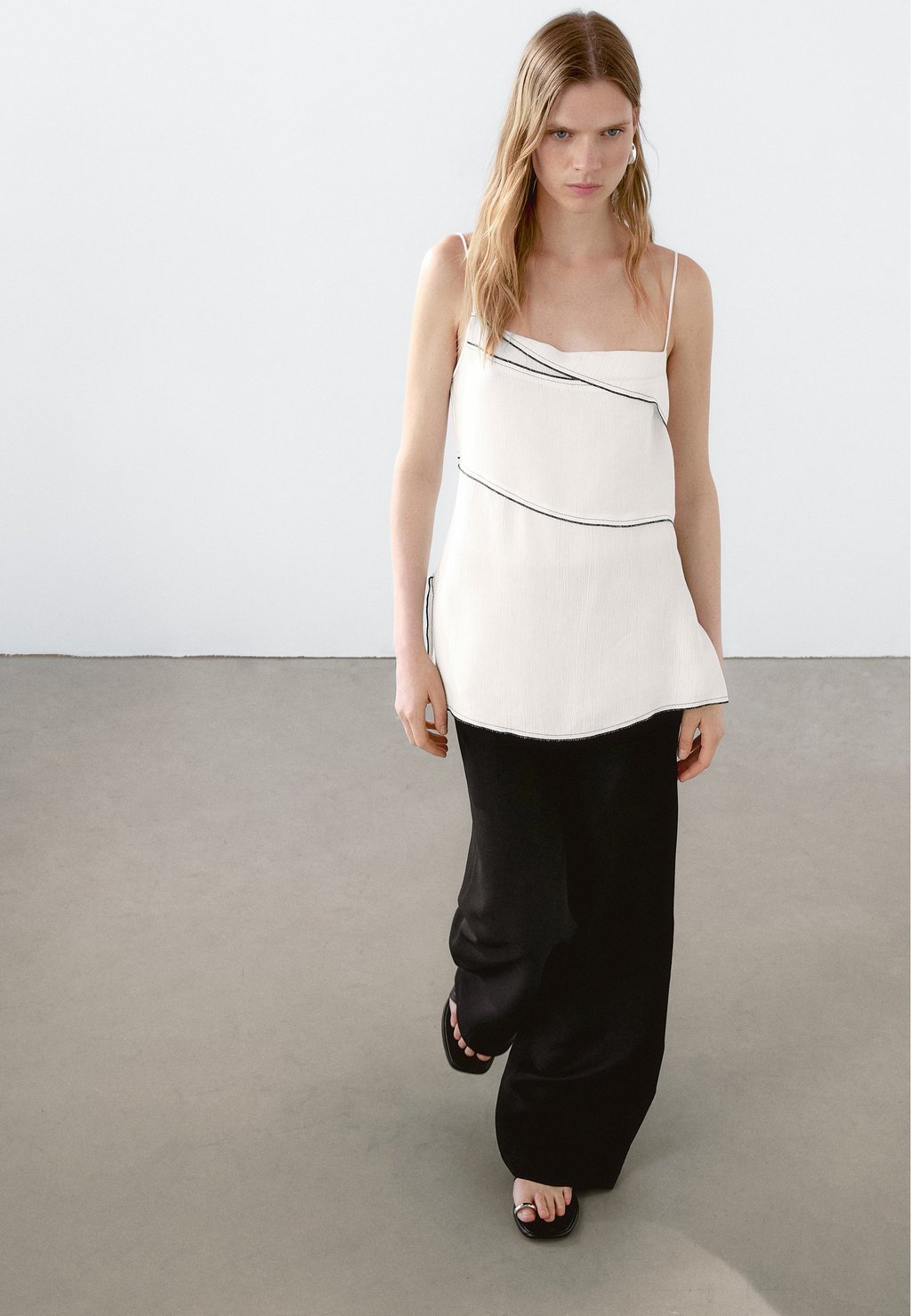 

Топ FLOWING WITH STITCHING DETAIL Massimo Dutti, белый