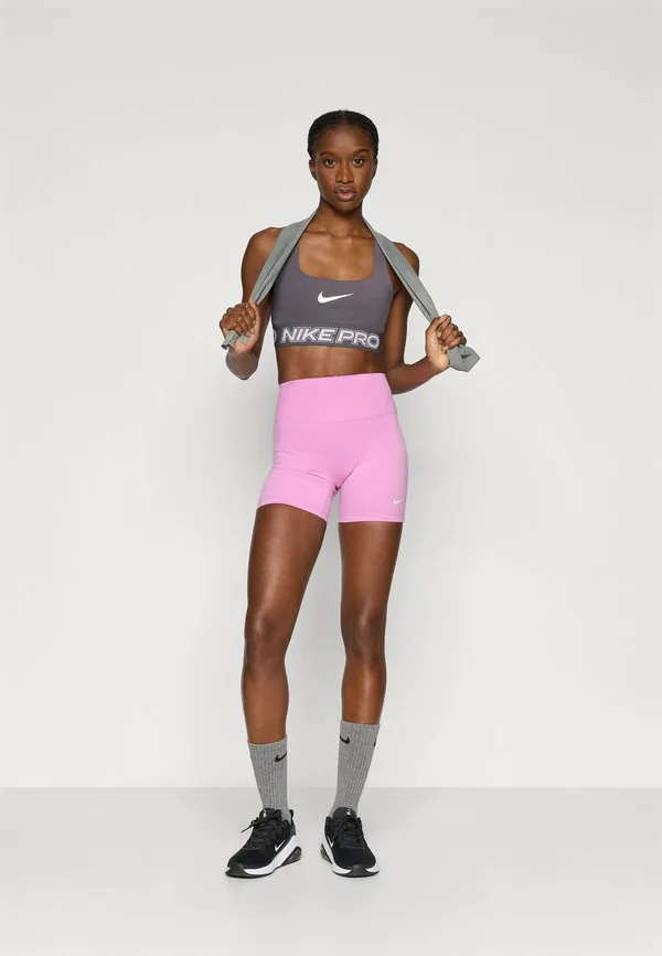Спортивный бюстгальтер с легкой поддержкой Nike Performance, Thunder Grey/Pink Foam/Metallic Silver-Coloured — фото 2