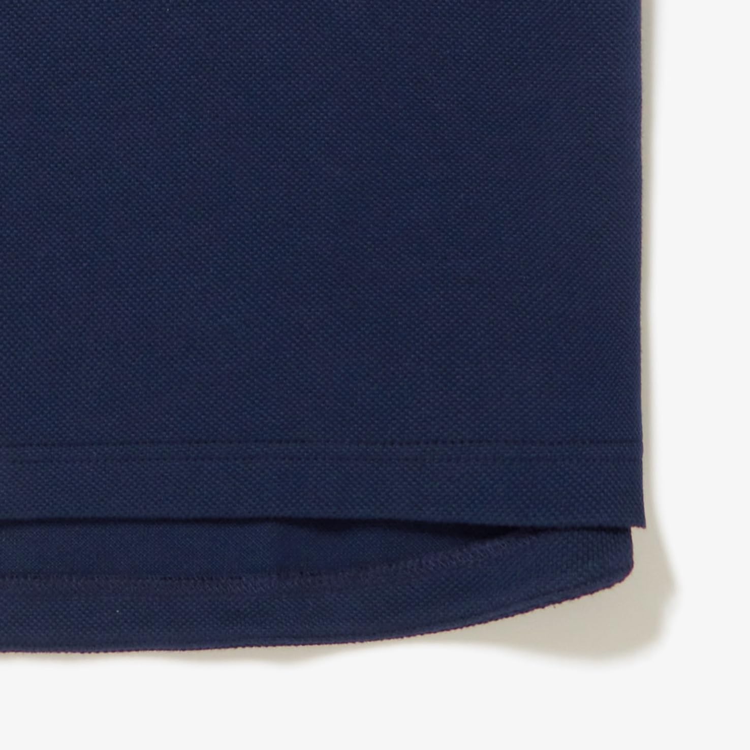 Мужская хлопковая трикотажная футболка Lacoste с коротким рукавом и карманом, темно-синий — фото 4