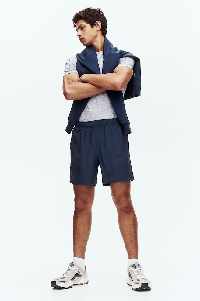 

Спортивные шорты средней длины из материала drymove H&M, синий
