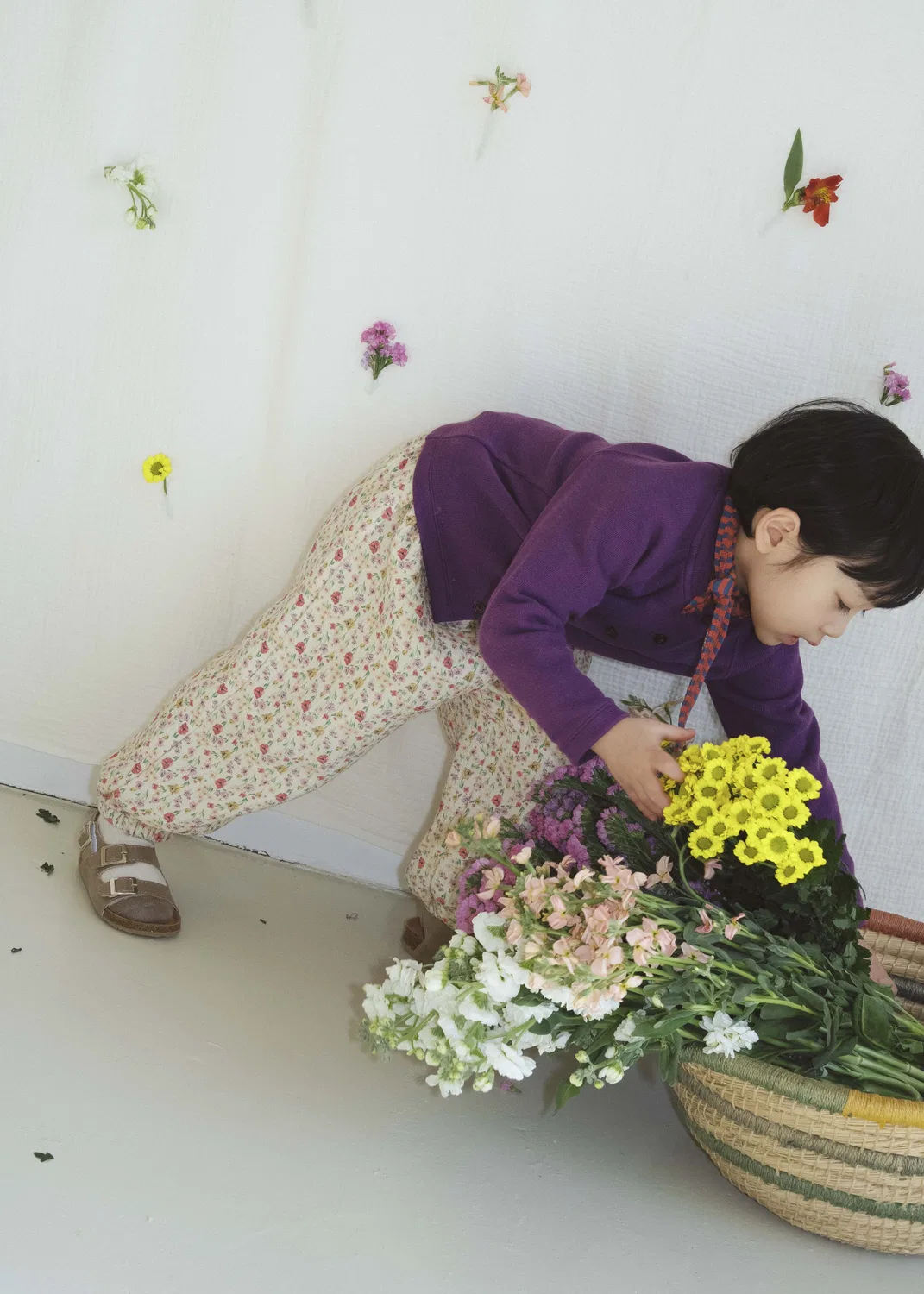Детские джоггеры Spring Garden кремового цвета от Cosset Cosset — фото 3