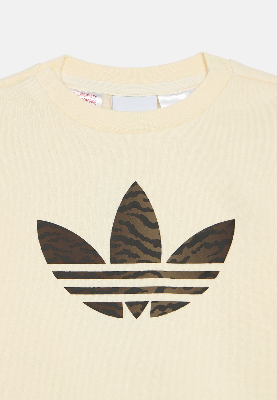 Толстовка Adidas Originals LOOSE CREW SET UNISEX, Cream White/Night Brown/Off-White — фото 4