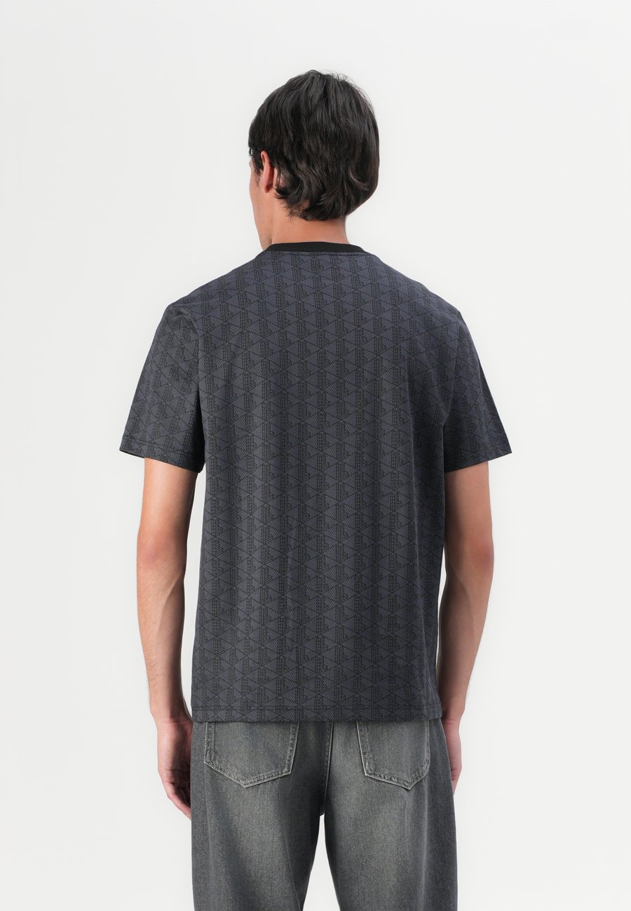 Футболка Lacoste Print T-shirt, принт монограммный, графит/черный — фото 3