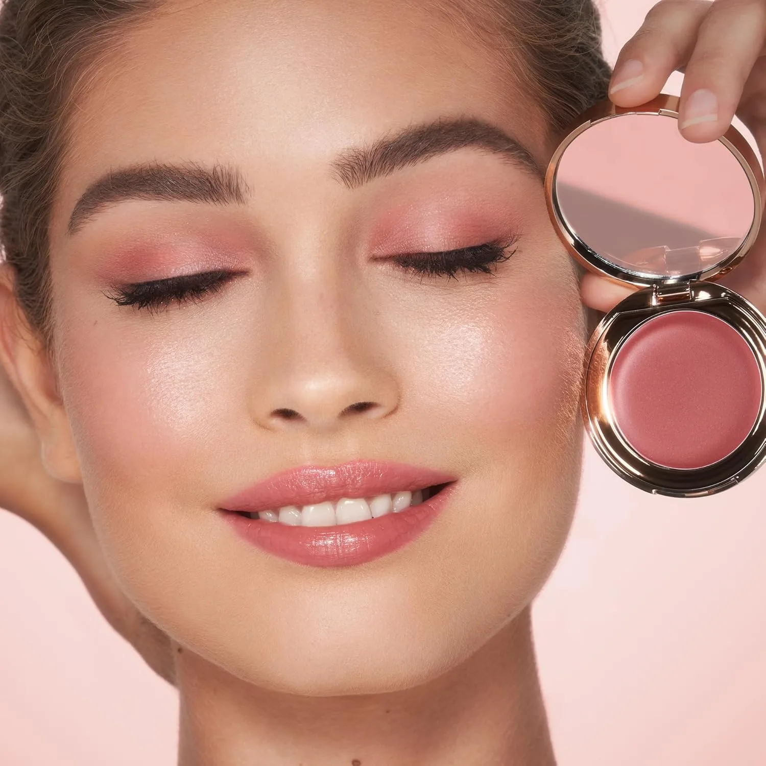 Кремовые румяна для губ и щек Charlotte Tilbury Pillow Talk - увлажняющее средство для лица с влажным, полупрозрачным финишем - обогащены витамином Е и пчелиным воском для смягчения кожи., Colour Of Dreams - warm rosebud-pink — фото 3
