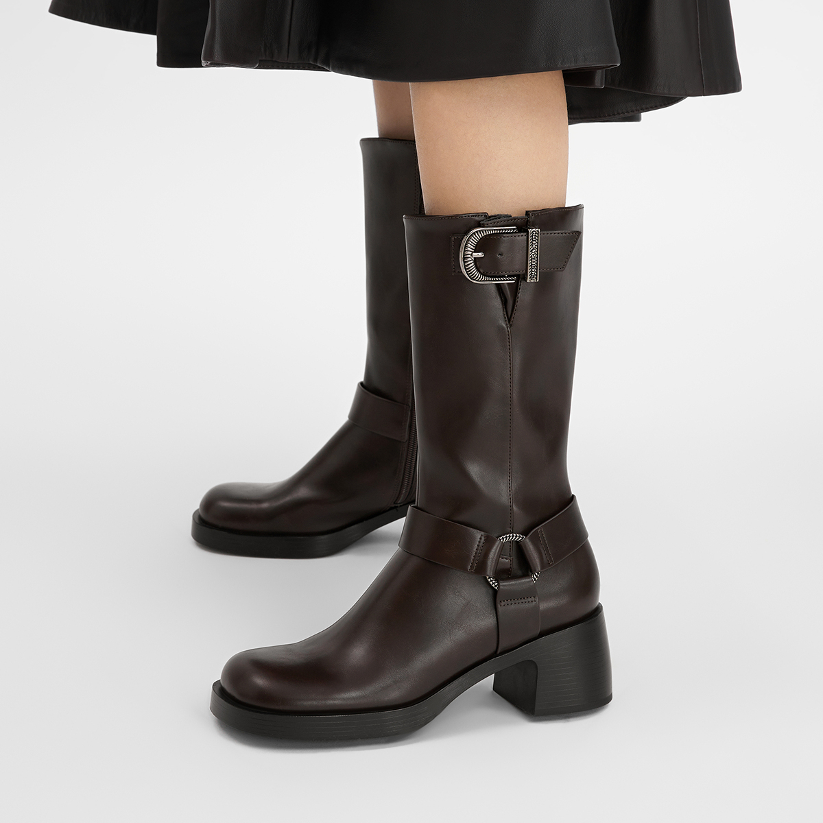 CHARLES&KEITH Маленькие чёрные ботинки на каблуке 6,1 см женские разноцветные - тёмно-коричневый тёмно-коричневый, цвет Dark Brown Dark Brown — фото 4