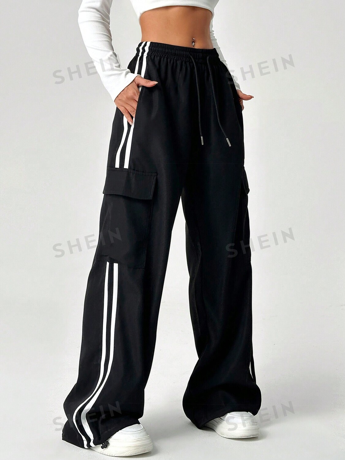 

Брюки EZwear, пояс на кулиске, узор в полоску, боковые карманы Shein, черный