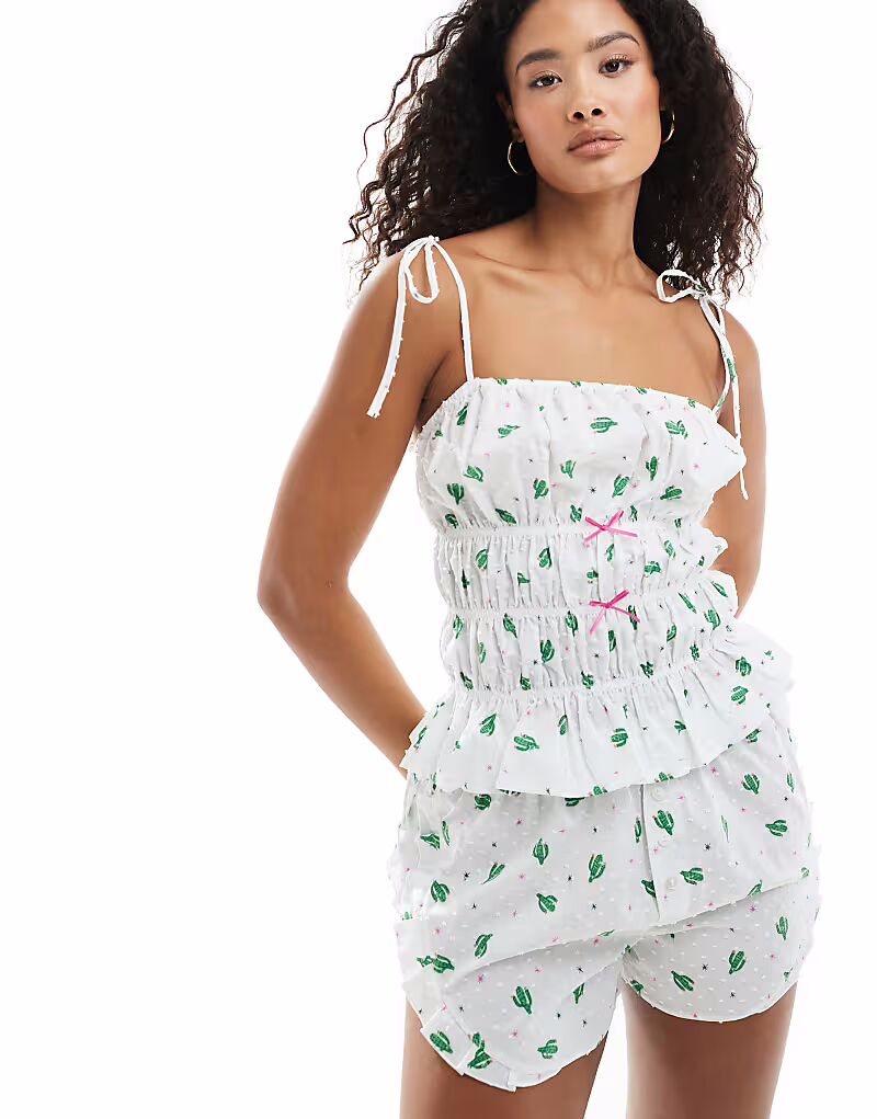 

Короткие шорты Cactus с завязками на плечах и оборками, белого цвета Loungeable