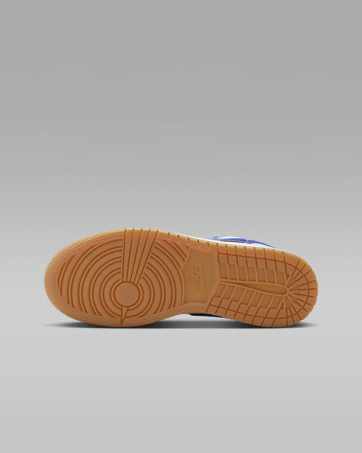 Кроссовки Big Kids' Air Jordan 1 Low SE, White/Old Royal/Gum Yellow/University Red — фото 2