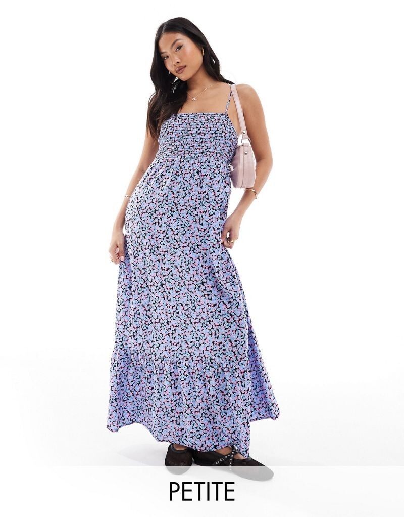 

Синее платье макси со сборками и цветочным принтом Vero Moda Petite