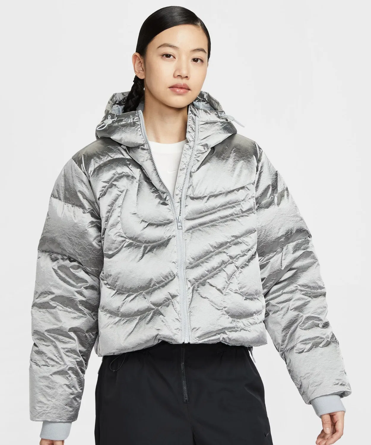 Пуховик женский Nike Therma-FIT Metallic Swoosh Puffer серебристый — фото 2