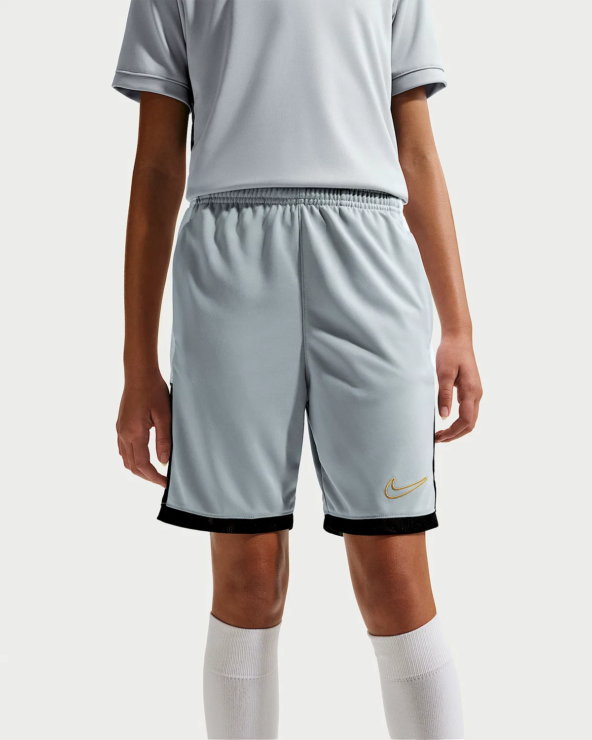 Детские футбольные шорты Nike Academy Dri-FIT, Light Smoke Grey/White/Black/Metallic Gold — фото 3