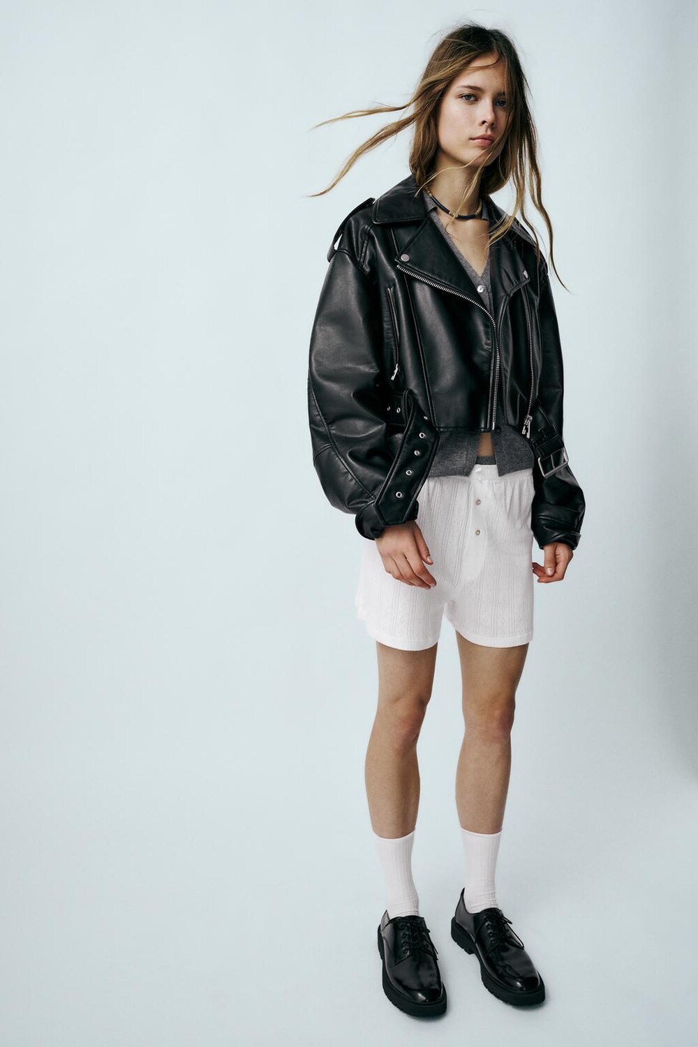 

Укороченная байкерская куртка с кожаным эффектом ZARA, черный дубль