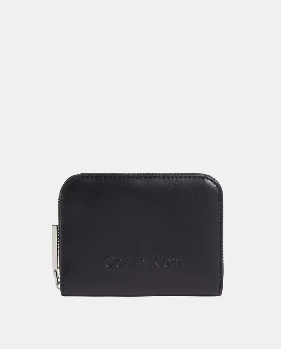 

Кошелек с тисненым логотипом спереди Calvin Klein, черный