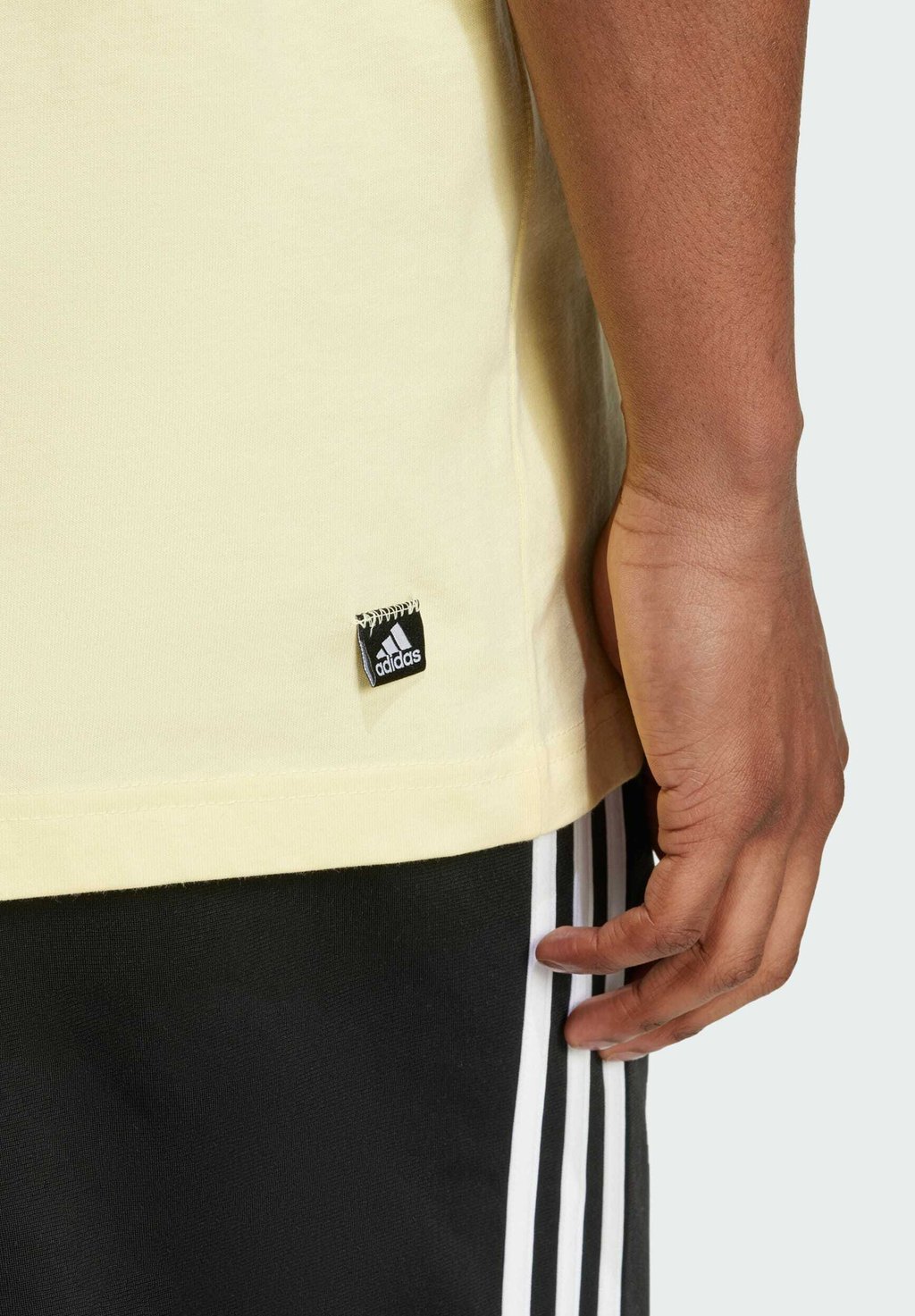 

Футболка с принтом Remoji Pocket Graphic adidas Sportswear, почти желтая