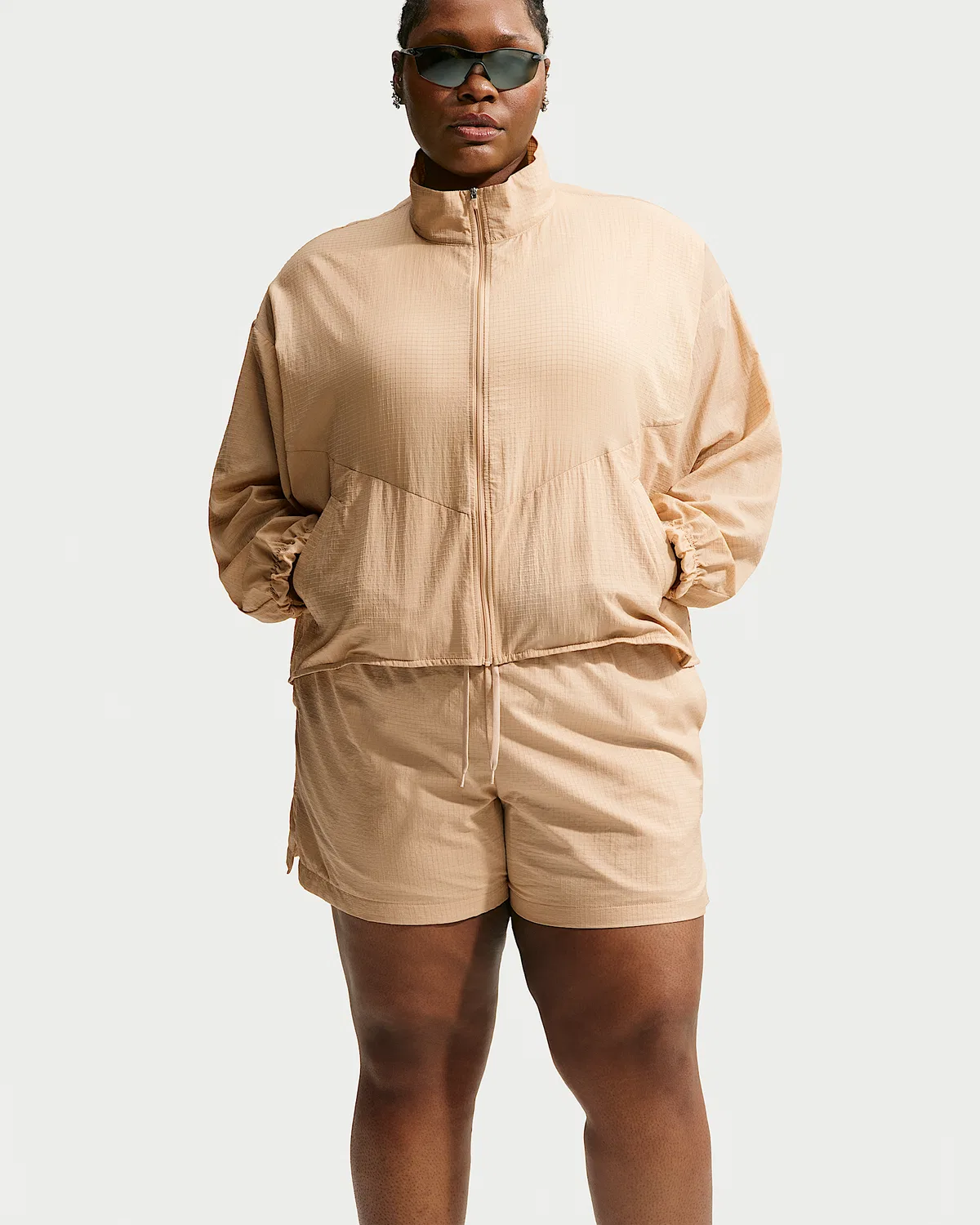 Женские свободные шорты с высокой посадкой из легкого рипстопа (плюс сайз) Nike Sportswear, Linen/Linen — фото 4