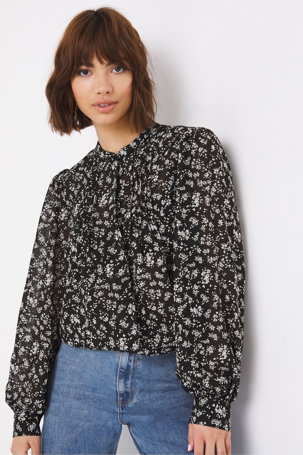 

Черная блузка без воротника с защипами на кокетке с монопринтом JD Williams, черный