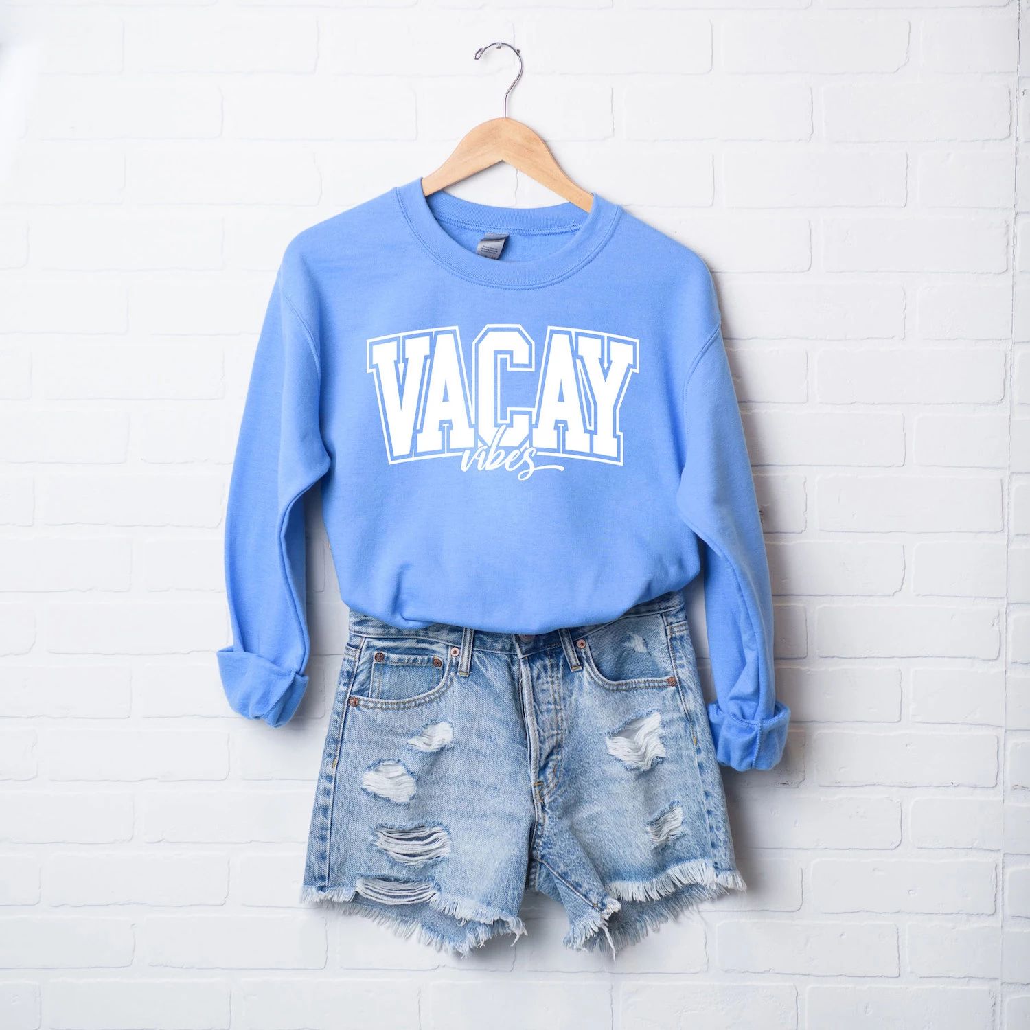 

Толстовка Varsity Vacay Vibes Simply Sage Market